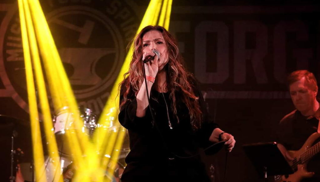 DONNA w Yellow lights